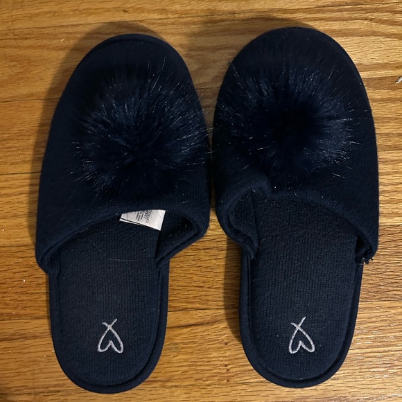 VS Slippers - Picture 1 of 3